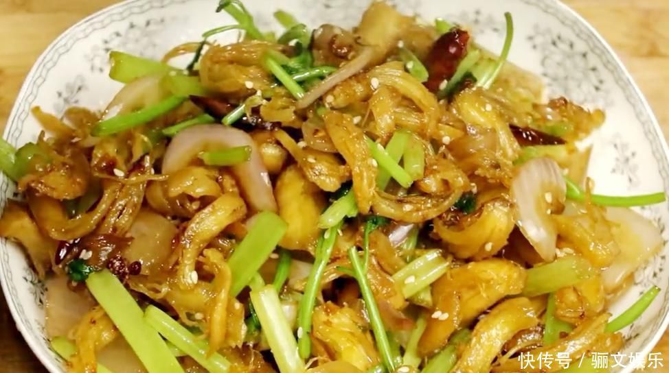 经典家常菜“干煸鸡胸”,做法简单,香辣美味,开胃又下饭