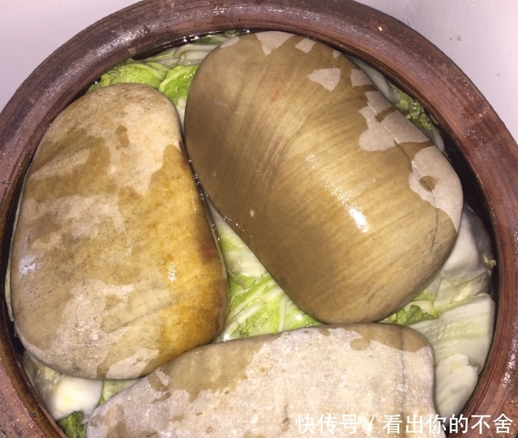 东北酸菜|腌酸菜,东北大娘教你3个技巧,保证酸香脆爽,久放不霉,超好吃