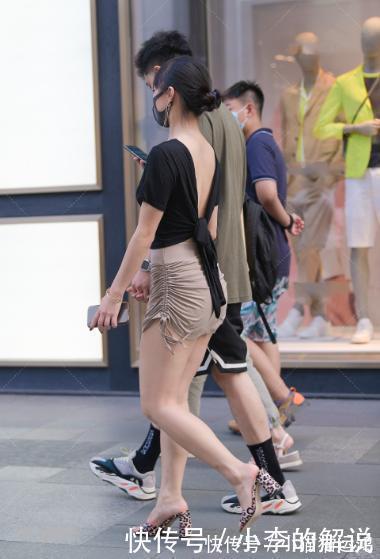 卡其色|黑色修身t恤搭配卡其色皱纹短裙,个性十足,简单狂野