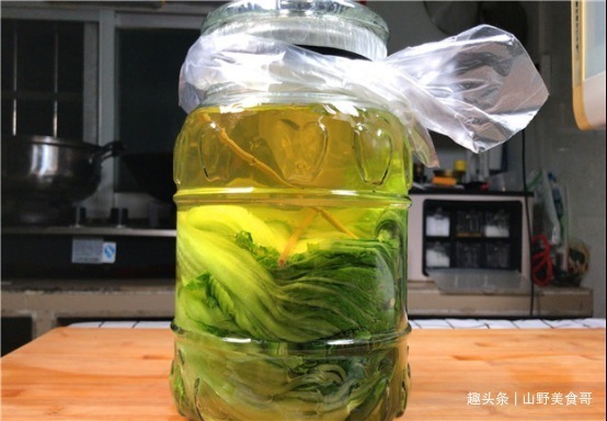 腌酸菜时,一定不能放盐,教你正确做法,3天就能吃,放一年不坏