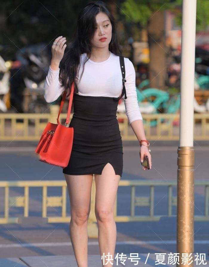 白色长袖配背带裙，轻松展示女性线条美，显得整个人大方得体