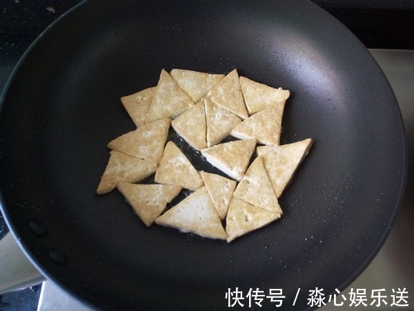 豆腐此做法比肉都好吃,外酥里嫩,两块钱一大盘,全家抢着吃