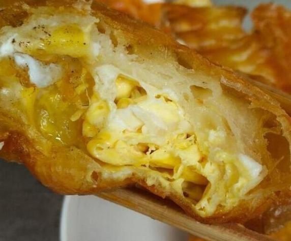 炸油条|大爷这种早餐一卖就是30年,一根卖到3块钱,来晚了都吃不到