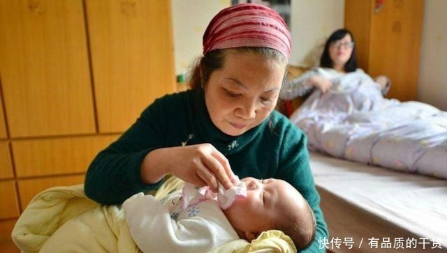 妈妈|为何宝宝抱着走不哭,一坐下就哭闹呢了解原因后就不会觉得烦了!