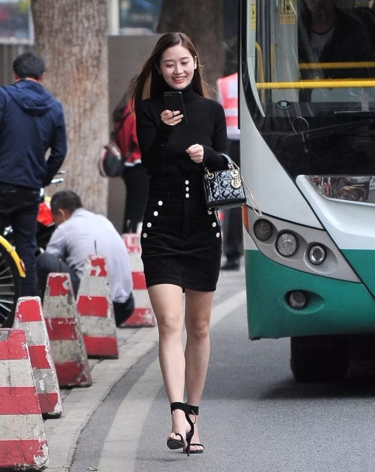 半身裙|美女街拍:黑色长袖高领针织衫,搭配同色半身裙,散发出亭亭玉立的美感