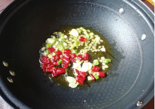 豆角加它这样做,简单又美味,和米饭搭配最好了,能吃两碗饭