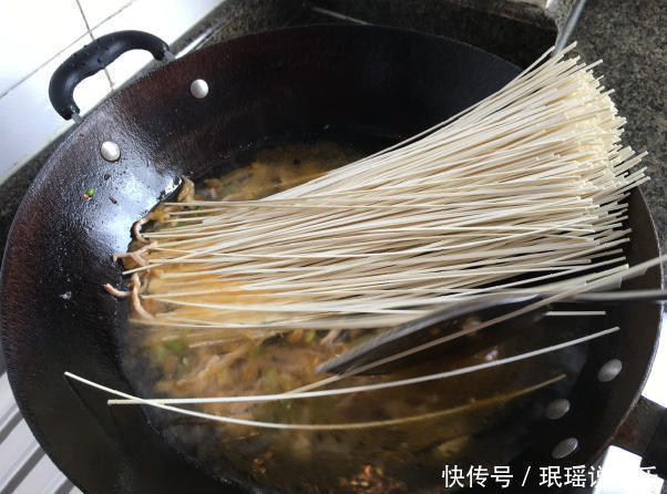 煮面条小窍门,加一物,爽滑不黏糊,美味翻倍,赶紧试试吧