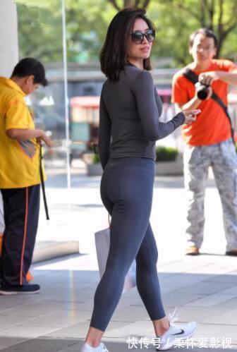 时髦 穿打底裤不一定要配高腰上衣,这两种穿搭时髦减龄也挺好看