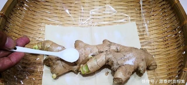 生姜放久了就干瘪,试试这个小妙招,不管放多久都新鲜,特别实用