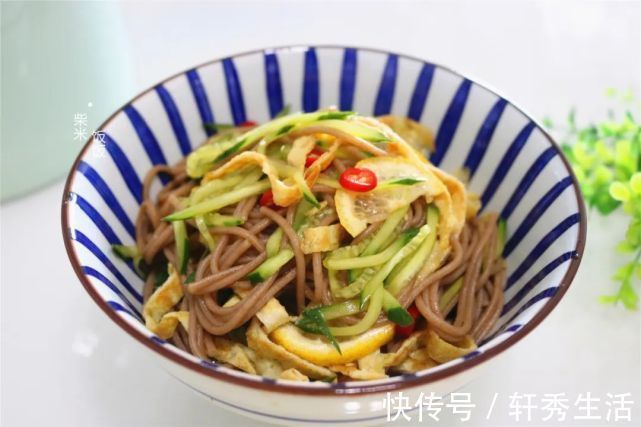 面条|七月天热，做饭就做简单的，一煮一拌特清爽，午餐晚餐都合适