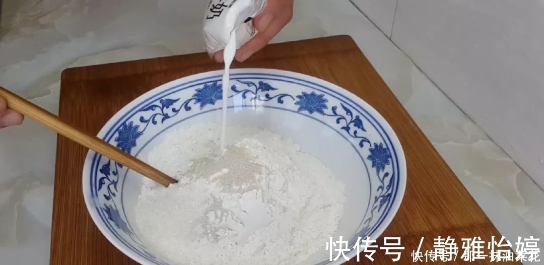 早餐新吃法，面粉里加1个鸡蛋，放入冰箱冷藏，比油条麻花都好吃