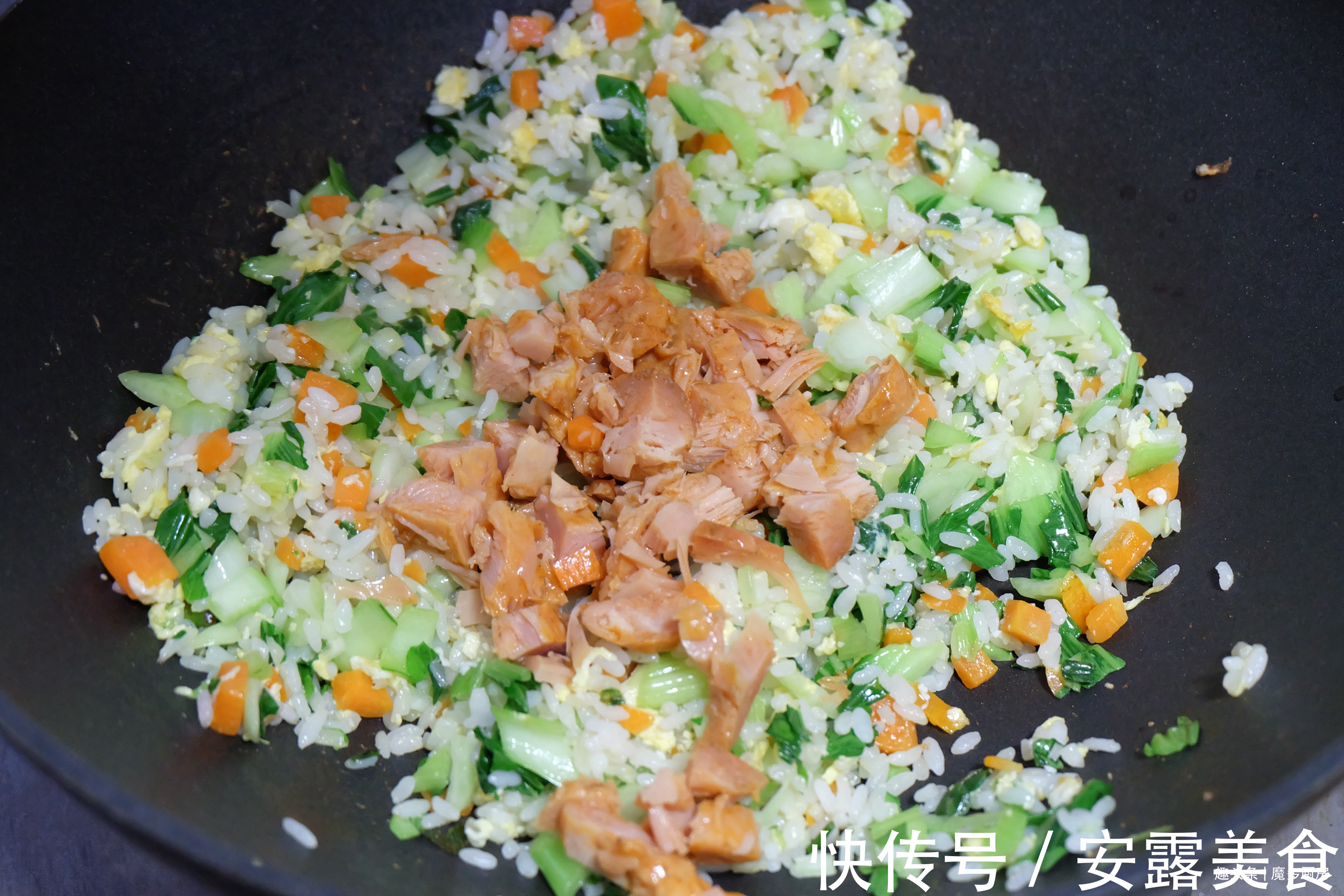 米饭|最近体重开始降了，晒晒我的午餐吧！一盘炒饭475千卡，吃得开心