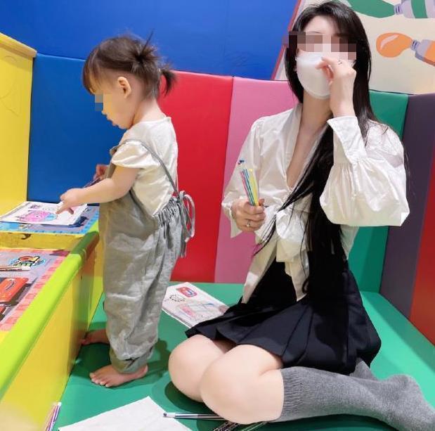 穿着|“晒娃还是晒肉?”辣妈分享亲子照被喷,网友质问对得起孩子吗