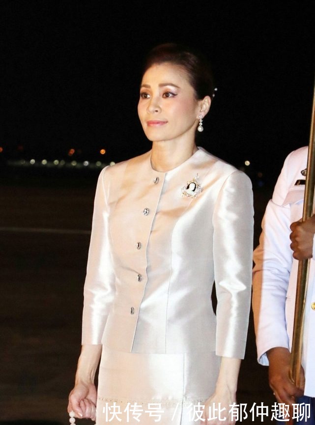 诗妮娜戴绿松石耳环完胜苏提达!脸部浮肿肚腩鼓鼓,整容脸好明显