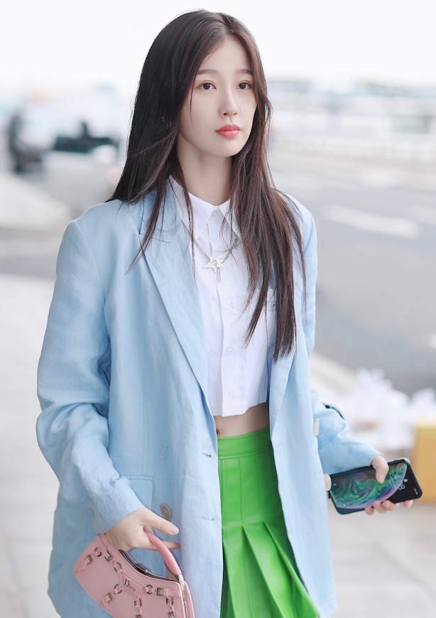 她因在《一年级》中表白失败火了,今穿“梦幻紫”匡威现身,美爆