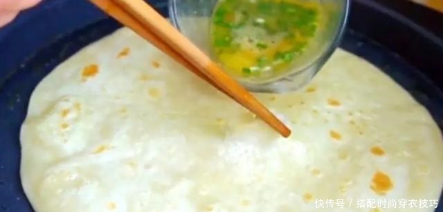 鸡蛋灌饼最简单的做法,学会这个小技巧,保证个个鼓大泡