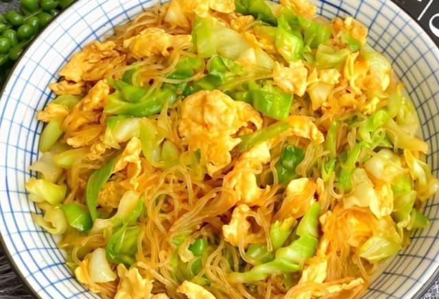 炒鸡蛋|大寒过后，要多吃包菜，叶酸含量高，炒一炒清爽可口，低脂健康