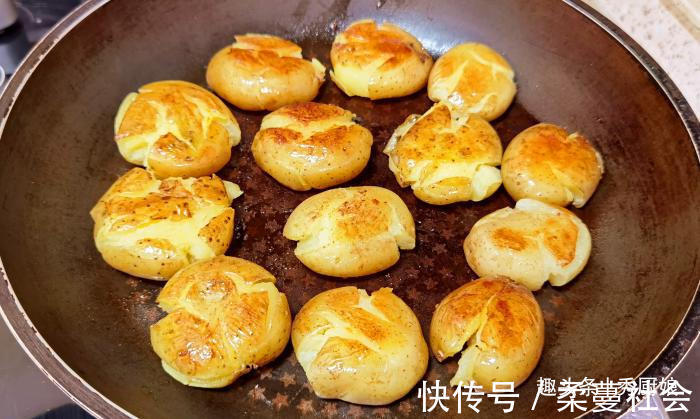 小土豆|这食材价格不贵,营养却很全面,简单一蒸一煎,当菜又当饭,真香