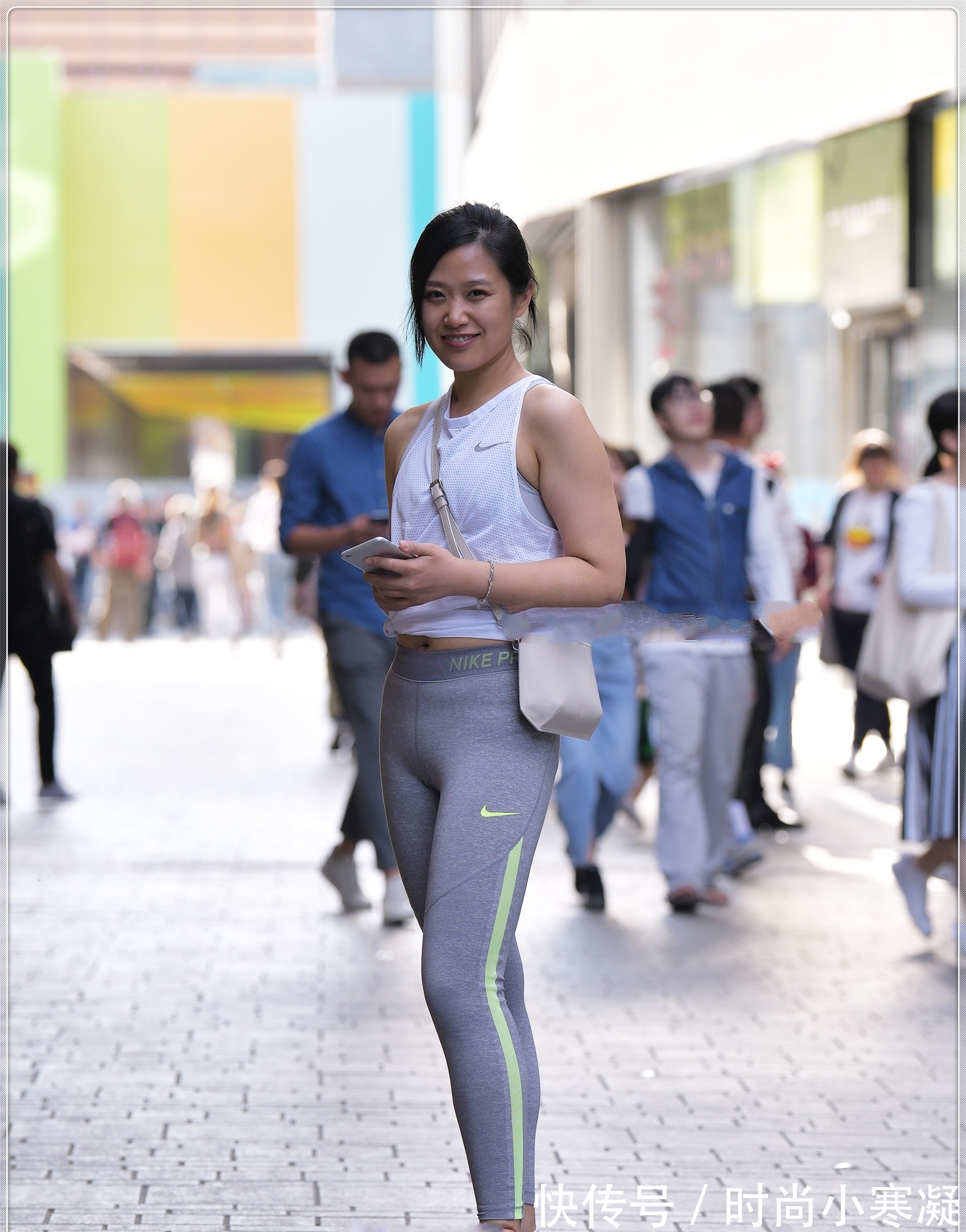 无袖|无袖冰丝短T搭配浅灰色运动裤,贴身舒适,清凉一夏