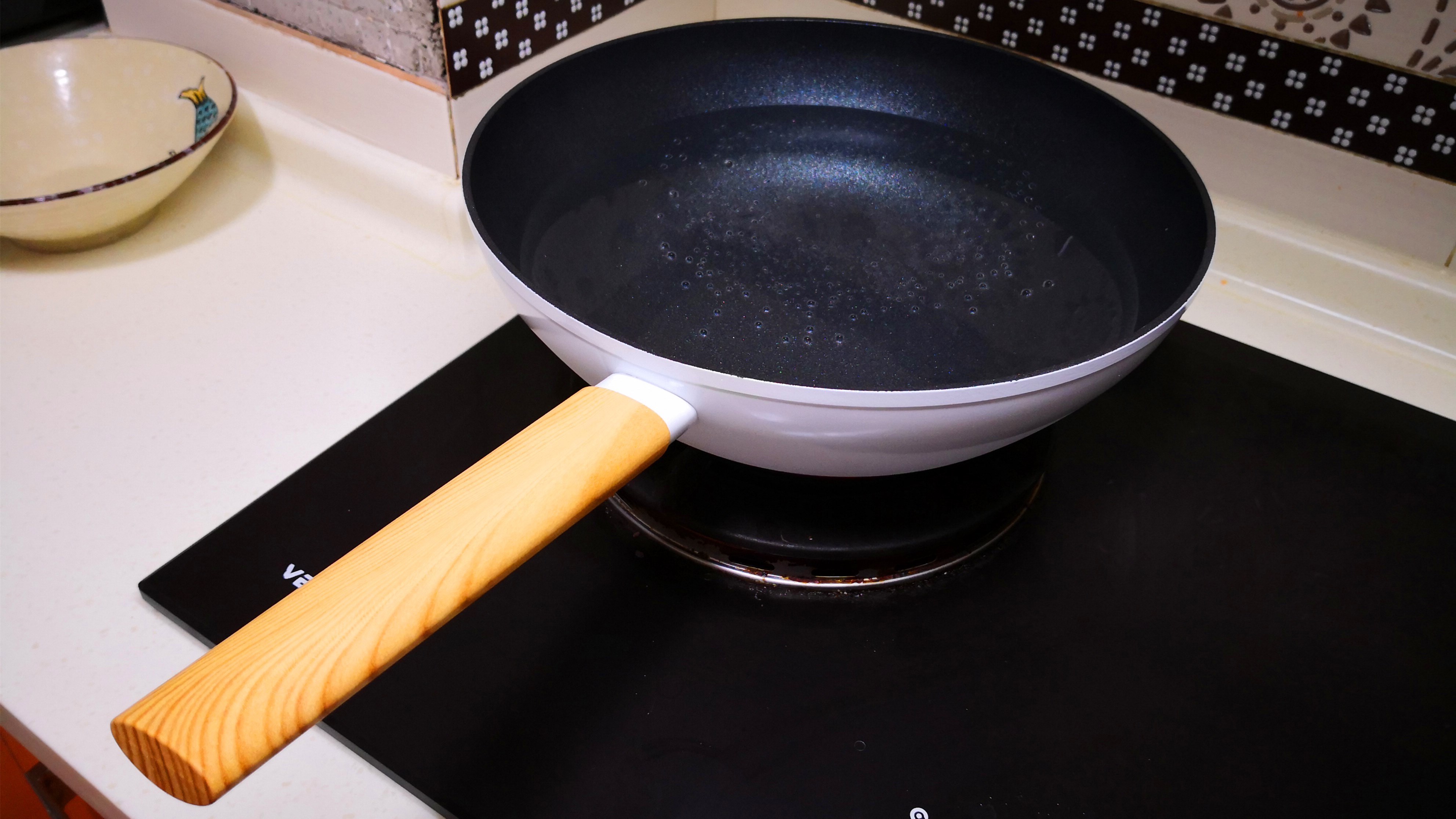 冲洗|原来不粘锅也要开锅和养护,很多人不懂,怪不得越用越粘还掉涂层