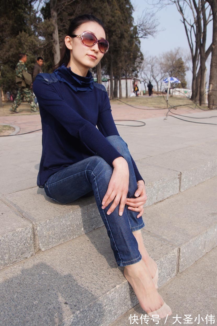 墨镜|美女街拍:墨镜牛仔裤美女