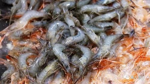 芹菜|别只会做虾仁炒西芹，将小河虾炒的酥脆，配上芹菜一起炒，还补钙