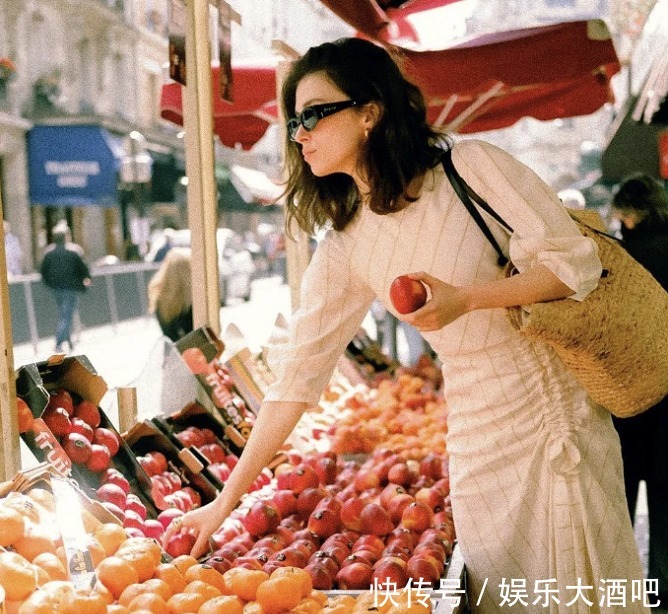 女人|穿衣挑剔的中年女人,风格上一般有以下3个相似处,建议照着搭配