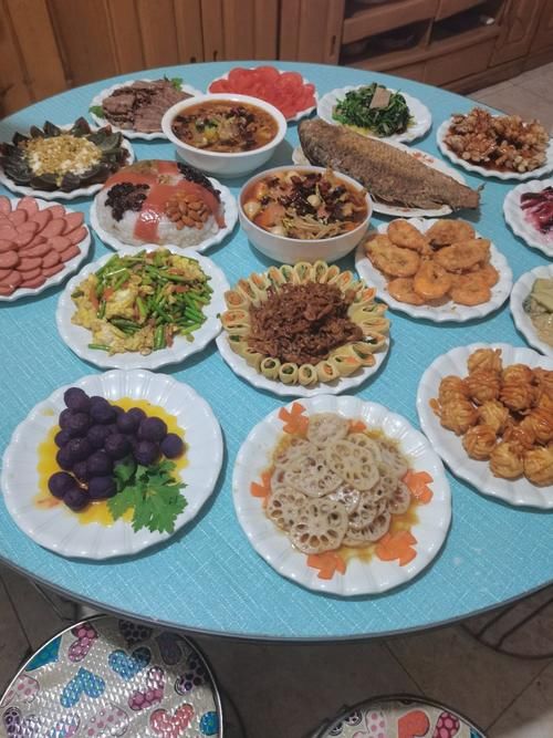 各地网友年夜饭大比拼，12桌菜各有特色，网友：最后一桌太寒酸