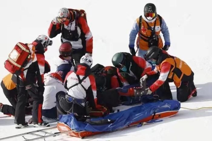 北京冬奥组委|医生是滑雪高手，还能从天而降！冬奥医疗“出圈”了