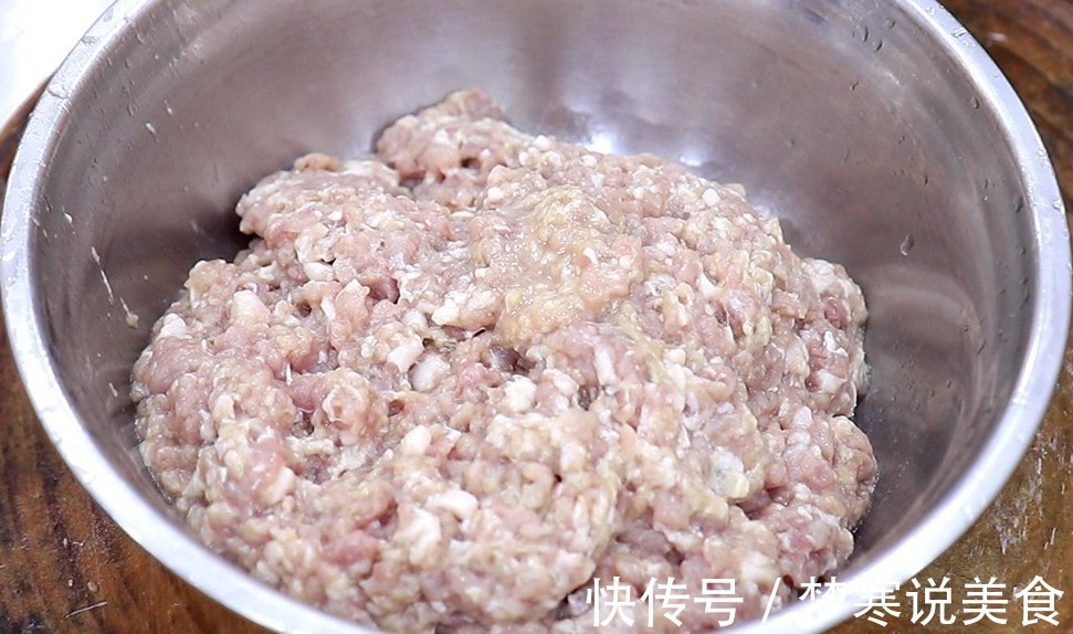 肉丸子好吃有诀窍,厨师长教你饭店秘制做法,香糯Q弹,久煮不散!