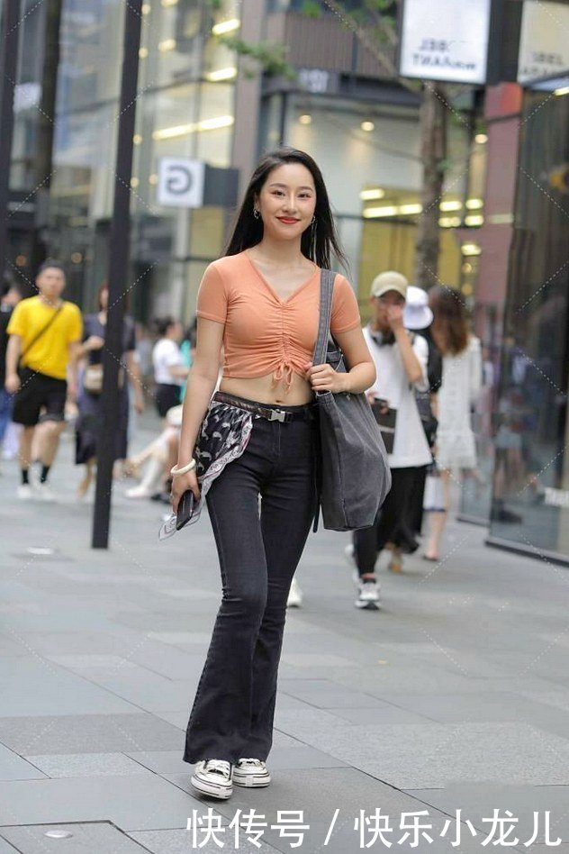 喇叭裤臀围线条展现出，打造完美曲线