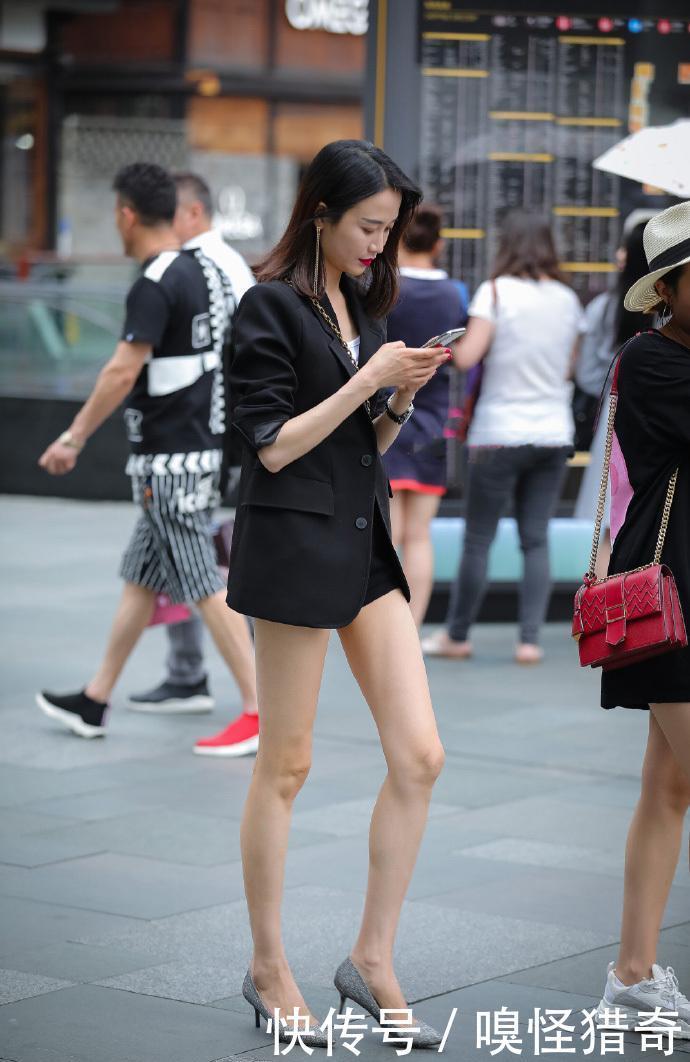 街拍：职业小西装美少妇，下身却是空空如也