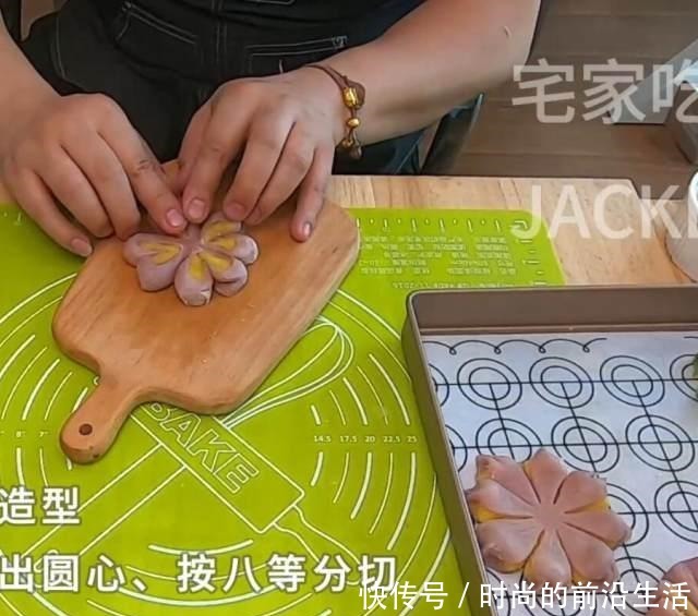 奶黄椰蓉桃花酥，需要“一点”耐心的小甜品