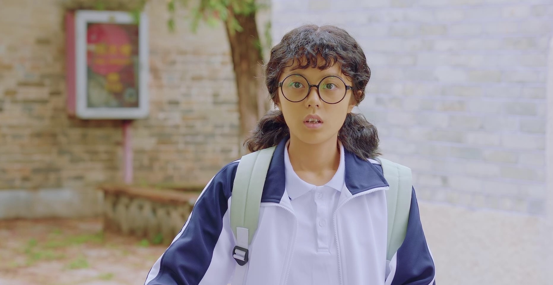 造型被吐槽,泡面头加圆框眼镜是丑女标配吗