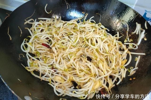 脆爽|炒豆芽不焯水，也不直接下锅炒，大厨这样做，脆爽入味不出水