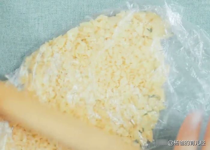  无需|香酥鸡翅的美味新做法，裹上薯片，无需油炸，孩子爱吃的居家美食