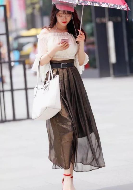 街拍:身材高挑的美女,身穿一字肩配黑色短裙,时尚女性魅力