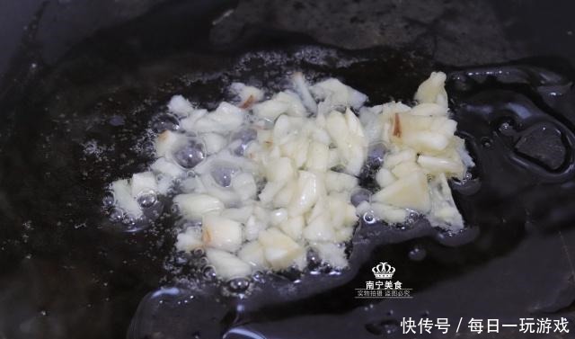 这蔬菜9块钱一斤,比猪肉还贵,但吃了对身体好,所以再贵也要吃!