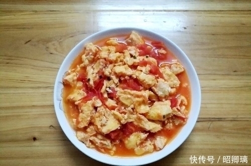 鱼头|半小时做4个菜，娘俩吃到肚子滚圆，婆婆这样下去可不行