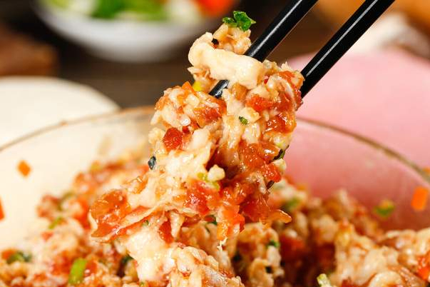 调肉馅，先放油还是先放盐大厨分享正确做法，肉馅鲜美又多汁