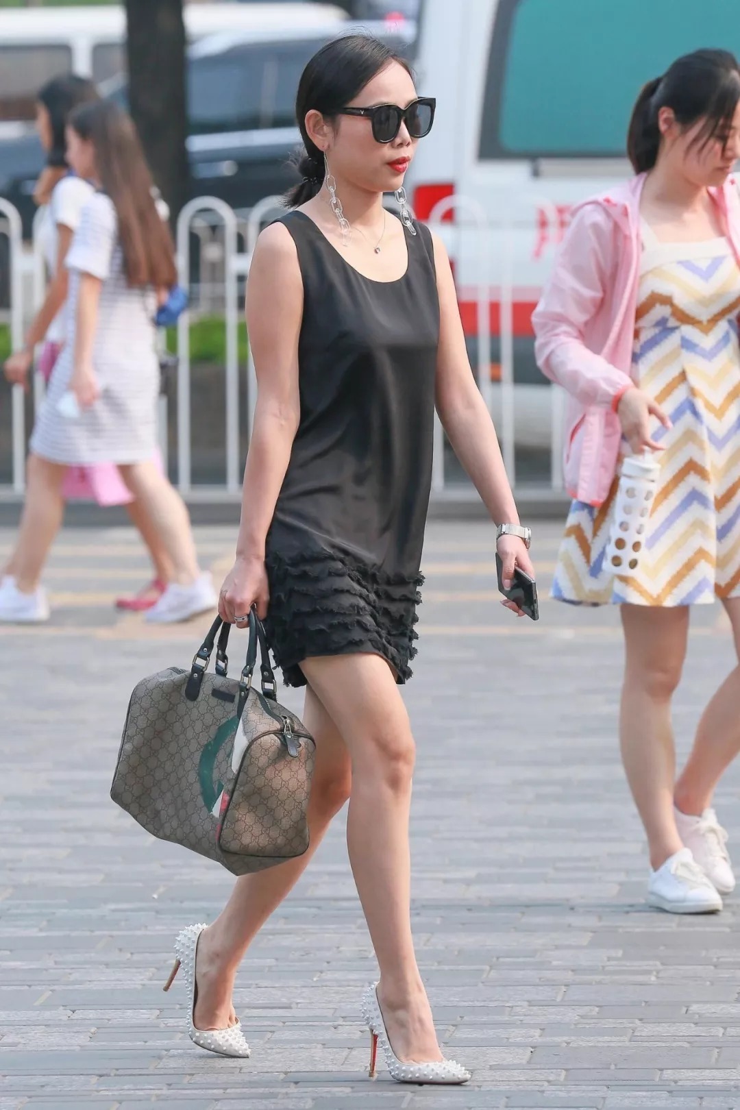 搭配|街拍:每一个女生都应该拥有一双高跟鞋,让自己显得特别的美丽