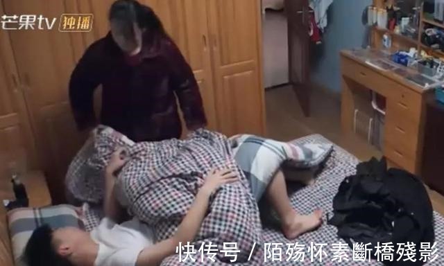 变形计|《变形计》少年早恋被妈妈抓现行，裹被子的动作有什么深意