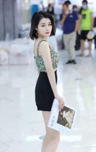 绿色吊带背心搭配小短裙,展示优雅好气质,好身材让人羡慕