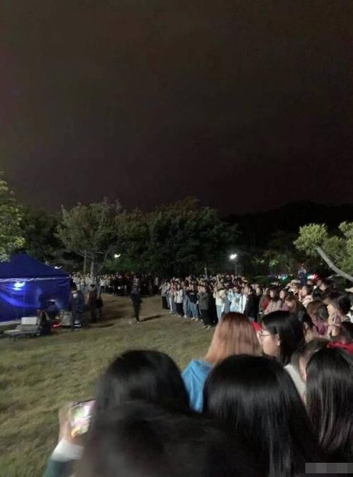 《以家人之名》首播破3%,宋威龙抱谭松韵树上亲吻没删围观群众阵仗好大