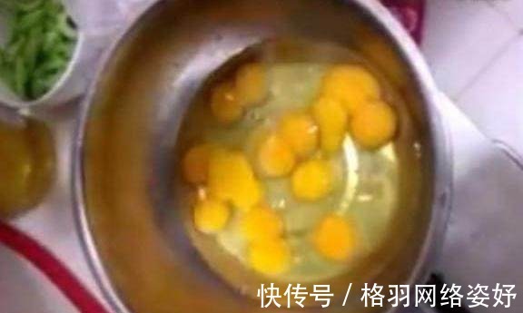 双黄|男友在超市买了两斤鸡蛋,一个个敲开后,感觉赚大了!