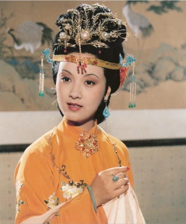 薛宝钗|87版红楼梦服饰有多讲究?光王熙凤这3套衣服,就需要细细品味