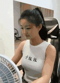 |搞笑GIF：今天运气挺好， 走着走着就捡到一个媳妇