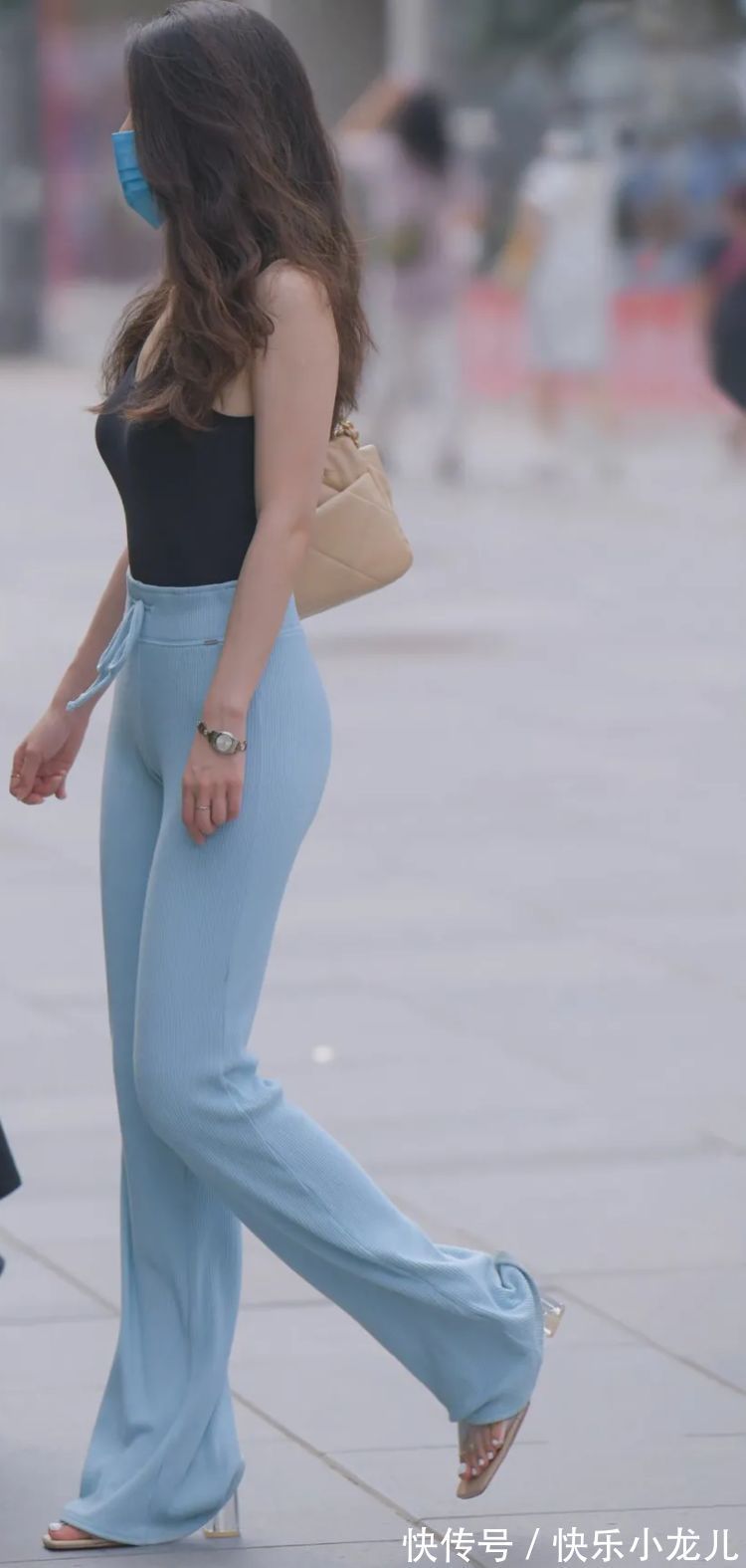 身材 休闲长裤的穿搭,也能让女孩完美身材得到展现