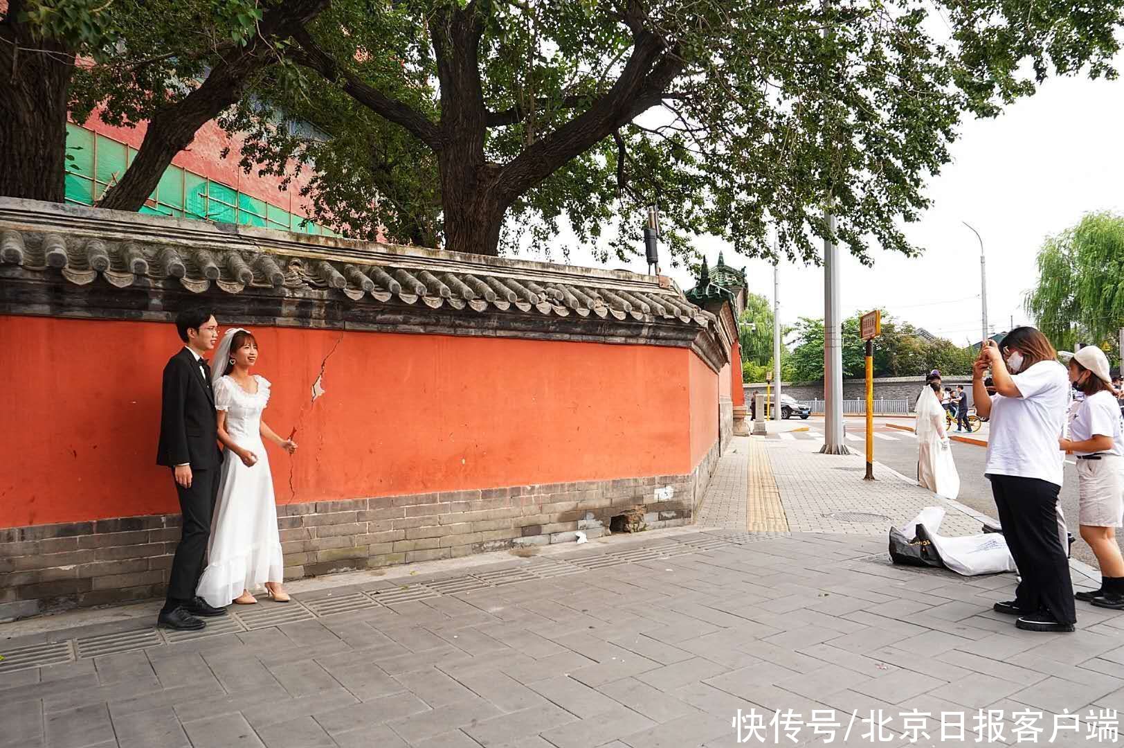 见证|鼓楼见证浪漫时刻！“七夕”情侣红墙前拍婚纱照