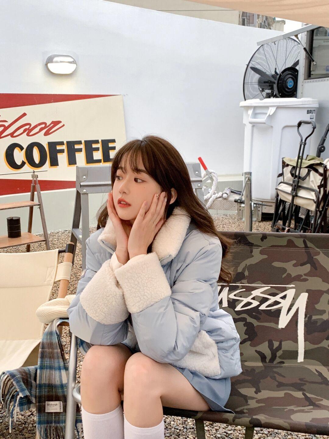 穿搭|降温没“羽绒服”真不行,少女们都爱这4个款,青春洋溢又保暖